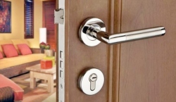 Ưu nhược của khóa cửa tay gạt cửa gỗ inox và hợp kim là gì?