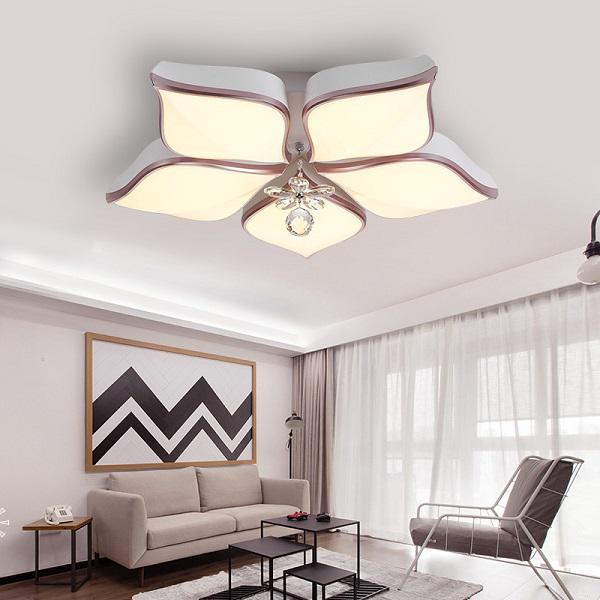 Đèn chùm LED ốp trần phòng khách hiện đại sẽ mang lại cho không gian sống của bạn vẻ đẹp tối giản và thanh lịch. Với kiểu dáng đẹp mắt và ánh sáng đa dạng, bạn sẽ cảm thấy thoải mái và thư giãn hơn trong không gian sống của mình.