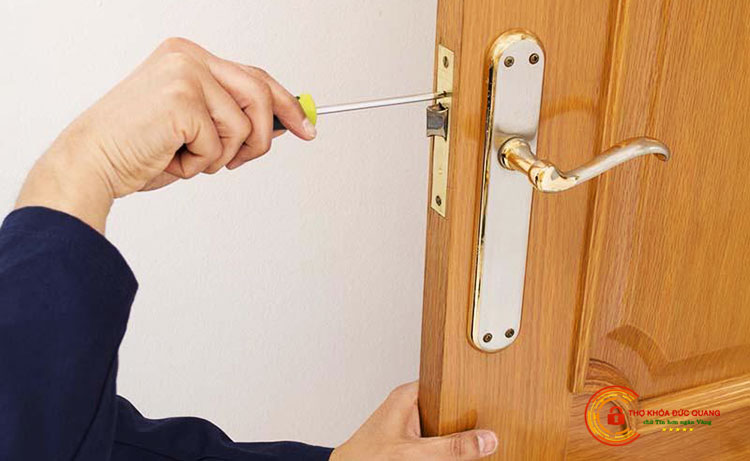 Cách lắp khóa cửa tay gạt đơn giản đến phụ nữ cũng làm được