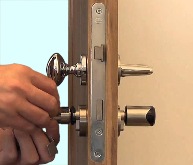 Khóa cửa tay gạt nhà bạn bị kẹt thì phải làm sao để mở
