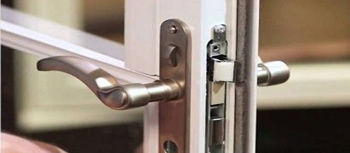 Khóa cửa tay gạt nhà bạn bị kẹt thì phải làm sao để mở