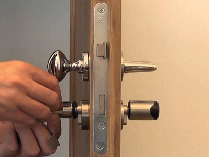 Cách sửa ổ khóa cửa tay gạt và tay nắm tròn bị kẹt cực đơn giản