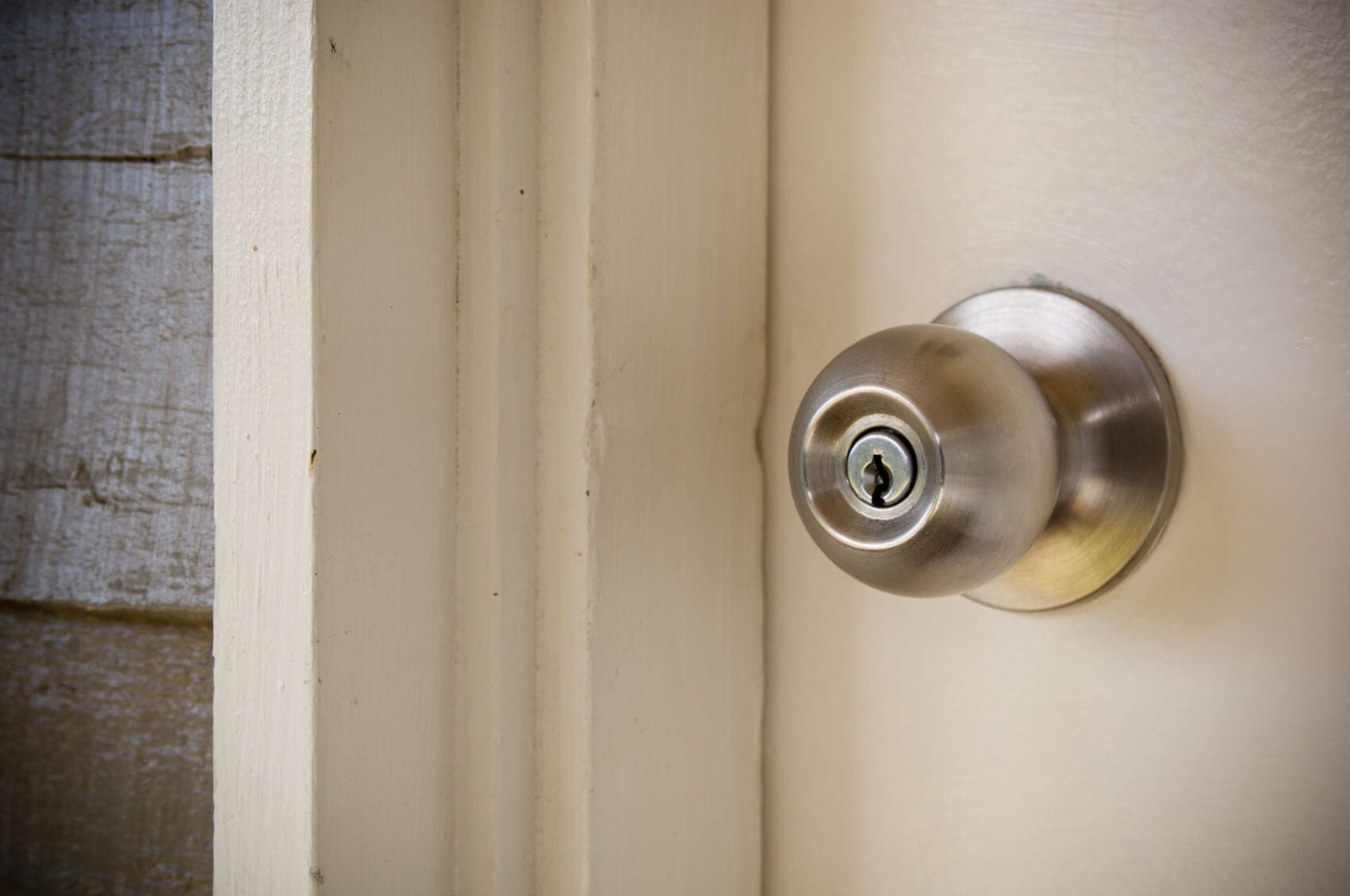 Với khóa cửa tay nắm tròn được thiết kế độc đáo và tiện dụng, ngôi nhà của bạn sẽ trở nên tối ưu hơn bao giờ hết. Hình ảnh liên quan sẽ cho thấy khóa được làm bằng vật liệu chất lượng tốt, vừa đảm bảo an toàn vừa tăng tính thẩm mỹ cho không gian sống.