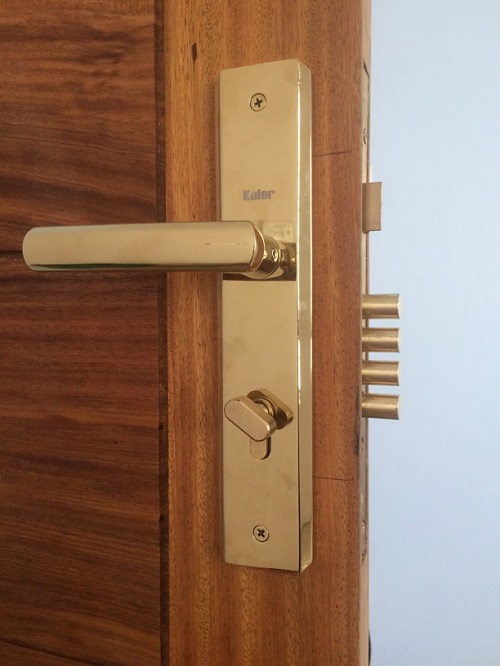 Cửa gỗ có thể sử dụng khóa cửa tay gạt hay không?