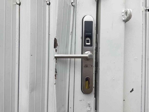 Bạn đang tìm kiếm một giải pháp an toàn cho cửa sắt của mình? Hãy sử dụng khóa tay gạt cửa sắt từ chúng tôi. Xem hình ảnh để khám phá chi tiết sản phẩm.