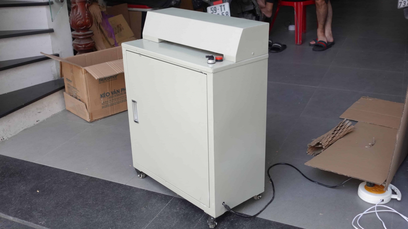 Máy cắt giấy bìa carton cứng tạo hình lót thùng chứa hàng giá rẻ tphcm