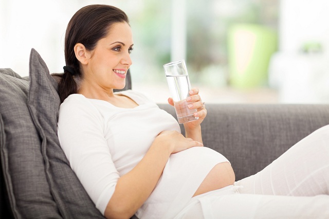 Mẹ bầu có thể bổ sung nước ion kiềm từ nguồn nào?