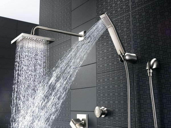 Tiết lộ bí quyết đơn giản làm sạch vòi sen tắm khi dùng bị tắc nước