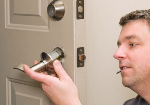 Cách Lắp Khóa Tay Gạt Cửa Gỗ Đúng Kỹ Thuật Chuẩn Nhất