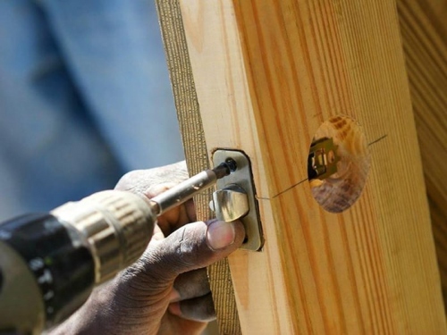 Cách Mở Khóa Cửa Tay Gạt Bị Kẹt Nhanh Chóng Và Hiệu Quả