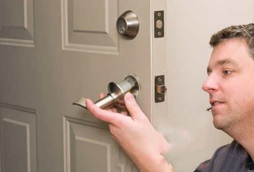 Có nên mua khóa tay gạt cửa nhôm cho ngôi nhà của bạn hay không