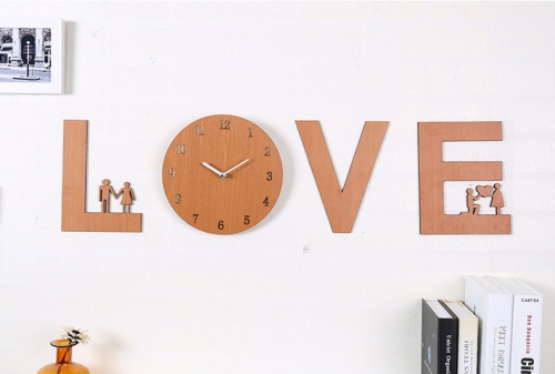 Đồng hồ treo tường bằng gỗ chữ LOVE 013