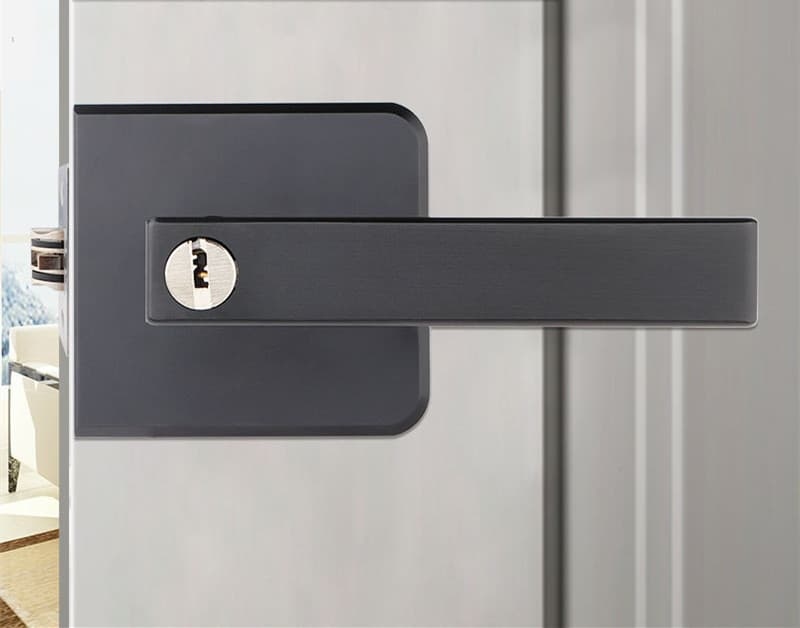 Ổ chốt khóa cửa tay gạt sắt của chúng tôi làm bằng vật liệu chất lượng cao và có độ bền cao để đảm bảo an toàn cho ngôi nhà của bạn. Hãy xem hình ảnh để tìm hiểu thêm về sản phẩm này.