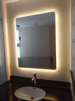 Gương treo tường có đèn led phun cát ngoài bo góc 038