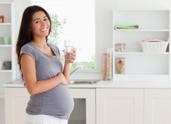 Mẹ bầu có thể bổ sung nước ion kiềm từ nguồn nào?