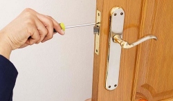 Nguyên nhân khiến khóa cửa tay gạt bị kẹt cứng?