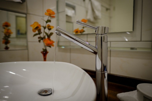 Xử lý vòi nước lavabo bị ố vàng như thế nào nhanh nhất?